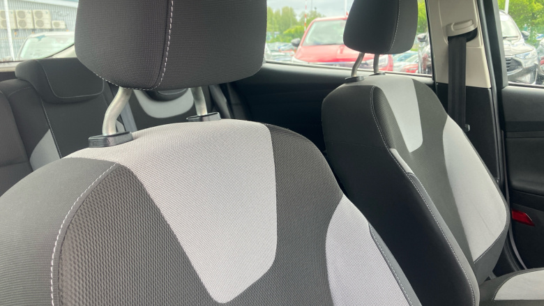 Ford Focus 1.6 Zetec 5dr Petrol Hatchback